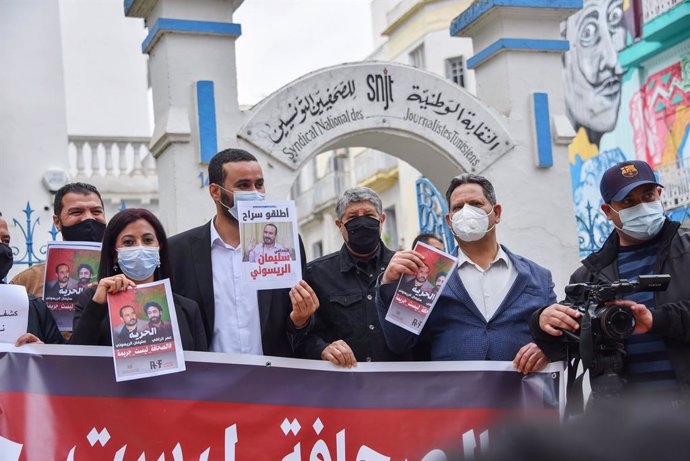 Archivo - 03 May 2021, Tunisia, Tunis: Members of the Tunisian Journalists Union take part in a demonstration demanding the release of the Moroccan journalists Omar Radi and Souleimane Raissouni, on the occasion of World Press Freedom Day. Photo: Jdidi 