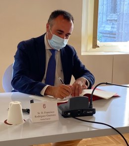 El presidente provincial del PP de Granada, Francisco Rodríguez, firma el pacto por el Corredor Ferroviario del Litoral Mediterráneo.