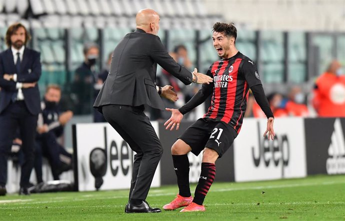Archivo - Brahim Díaz celebra un gol con el Milan con el técnico Stefano Pioli