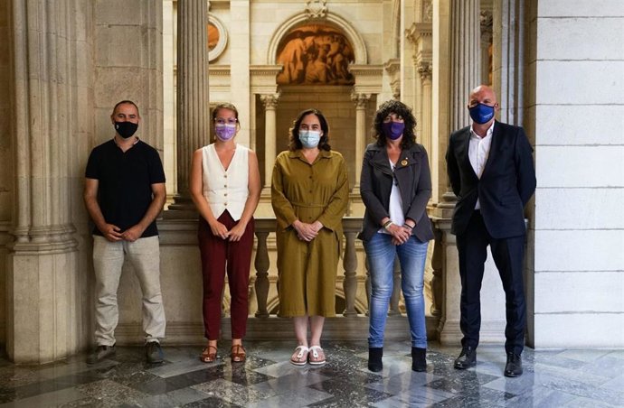 El concejal Eloi Badia; la teniente de alcalde Janet Sanz; la alcaldesa de Barcelona, Ada Colau, y la consellera Teresa Jord.