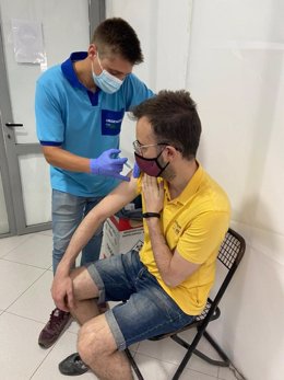 Un hombre recibe la vacuna de covid-19.