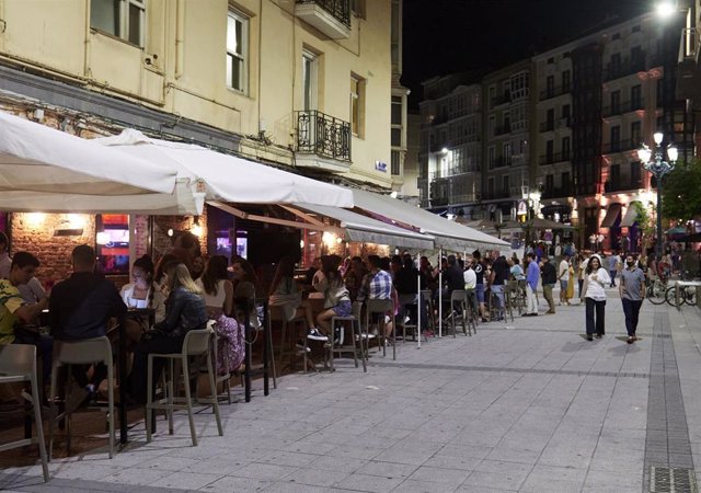 Ambiente en una calle de bares de Santander, antes de su cierre a medianoche, a 3 de julio de 2021, en Santander, Cantabria (España).
