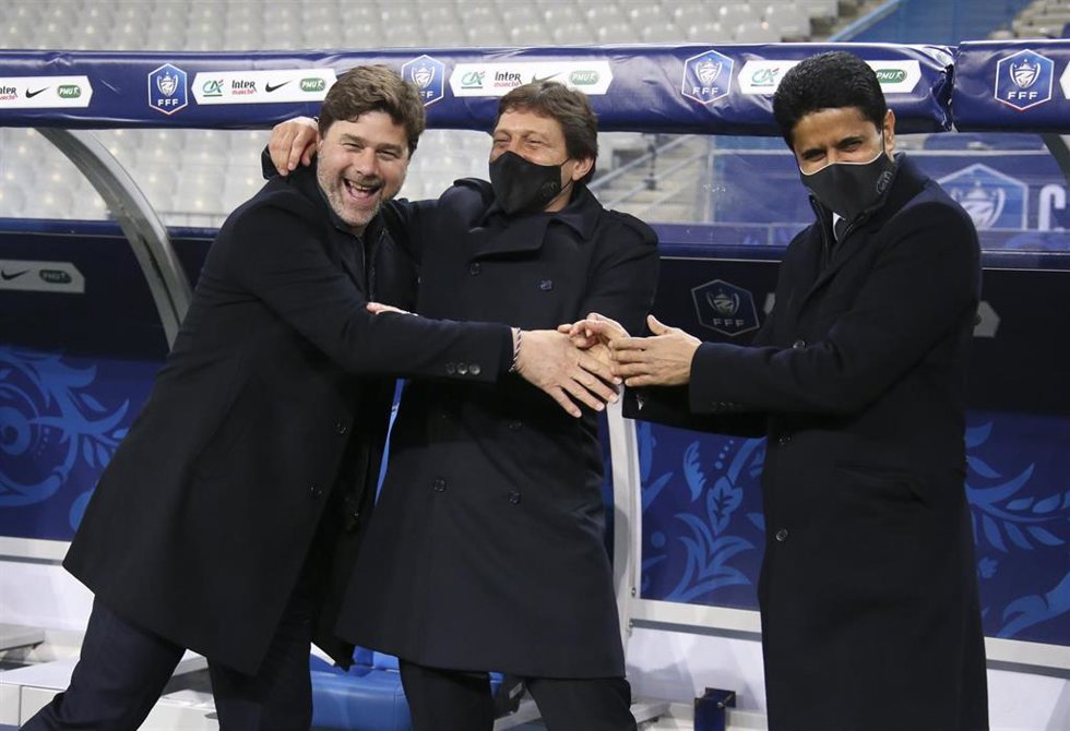 Archivo - Pochettino bromea junto a Leonardo y Nasser Al-Khelafi, director deportivo y presidente del PSG