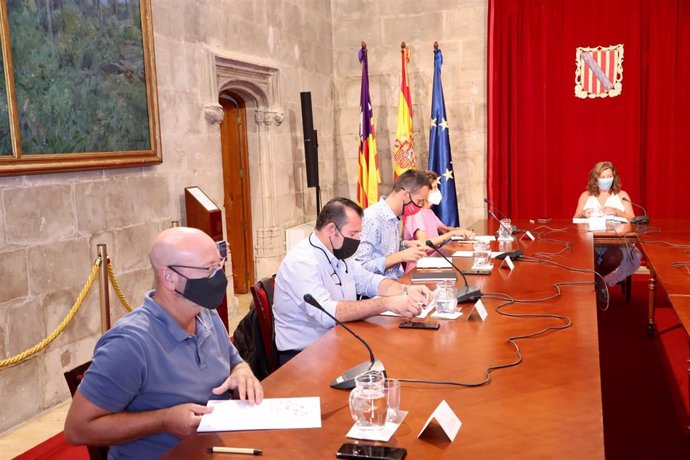 García (CCOO), Navarro (UGT), Mora (Pimem) y Planas (CAEB), junto a la presidenta del Govern, Francina Armengol, durante la reunión de la Mesa de Diálogo Social.