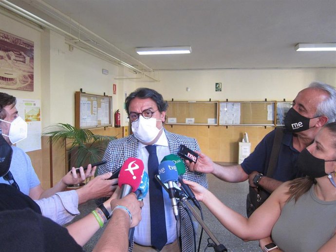 El consejero de Sanidad, José María Vergeles, atiende a los medios en Badajoz