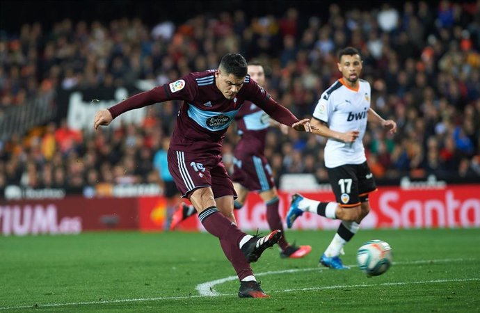 Archivo - Gabriel Fernández dispara a puerta en un Valencia-Celta