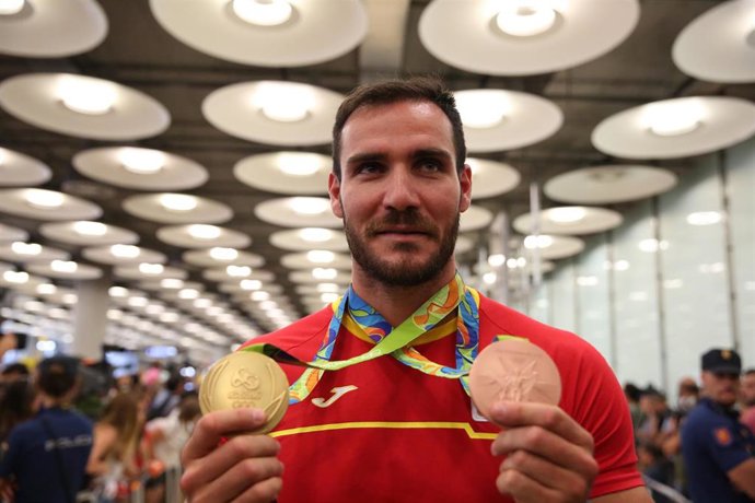 Archivo - Saul Craviotto enseña sus medallas a la llegada a España de Río de Janeiro