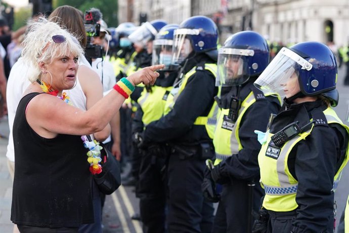 Policía actúa en manifestaciones antivacunas en Londres
