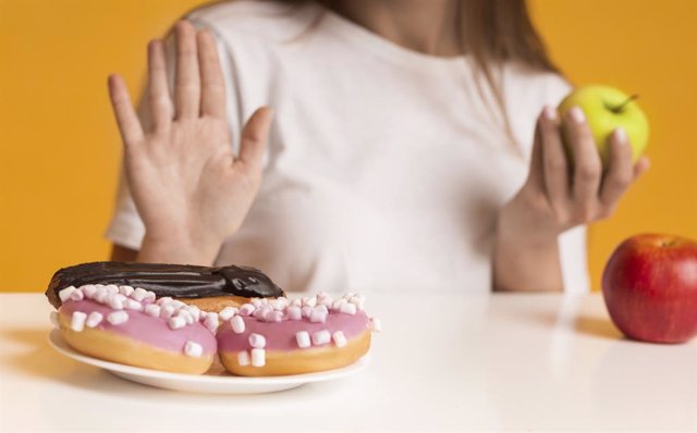 Archivo - Mujer rehusa comer dulces.