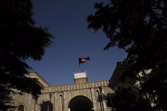 Archivo - La bandera de Afganistán ondea sobre el Palacio Presidencial.