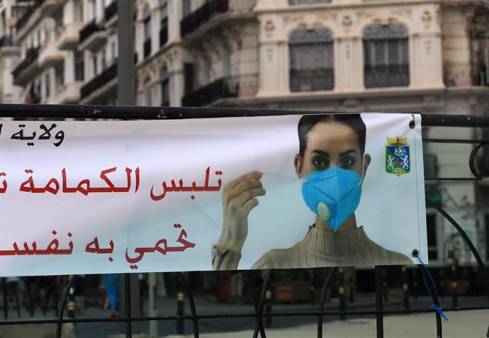 Archivo - Un cartel sobre el coronavirus en la capital de Argelia, Argel