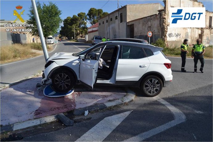 La Guardia Civil investiga en Elda a un conductor que tuvo un accidente tras darse a la fuga para evitar ser sancionado
