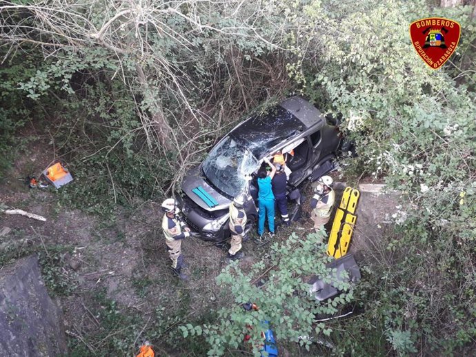 El coche ha caíso a un barranco desde una altura de ocho metros