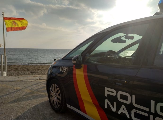 Archivo - Un Policía Nacional franco rescata en una playa a un sexagenario que no podía salir del agua