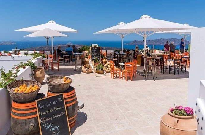 Terraza de restaurante en verano frente al mar.