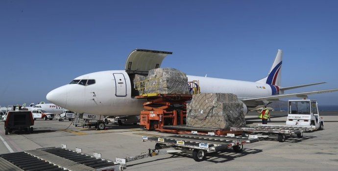 Archivo - Llegada a Canarias de material sanitario para la lucha contra la COVID-19
