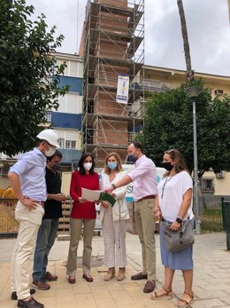 La secretaria general de Vivienda, Alicia Martínez, y la delegada territorial de Fomento en Sevilla, Susana Cayuelas, visitan las obras de varios bloques de Parque Alcosa