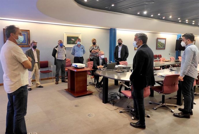 Reunión del consejero Alejandro Calvo con alcaldes del valle de Navia sobre las conexiones por carretera