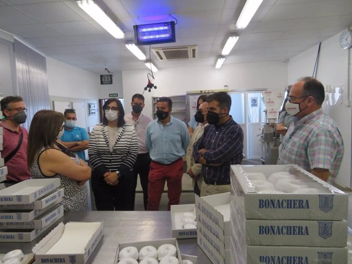 La delegada de Agricultura, Ganadería y Pesca de la Junta en Granada, María José Martín, visita las instalaciones del obrador artesano de pastelería, panadería y bollería 'Bonachera'.