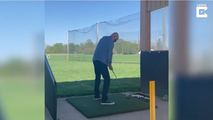 Este hombre intenta un swing en un campo de prácticas de golf y termina con la pelota en la cara