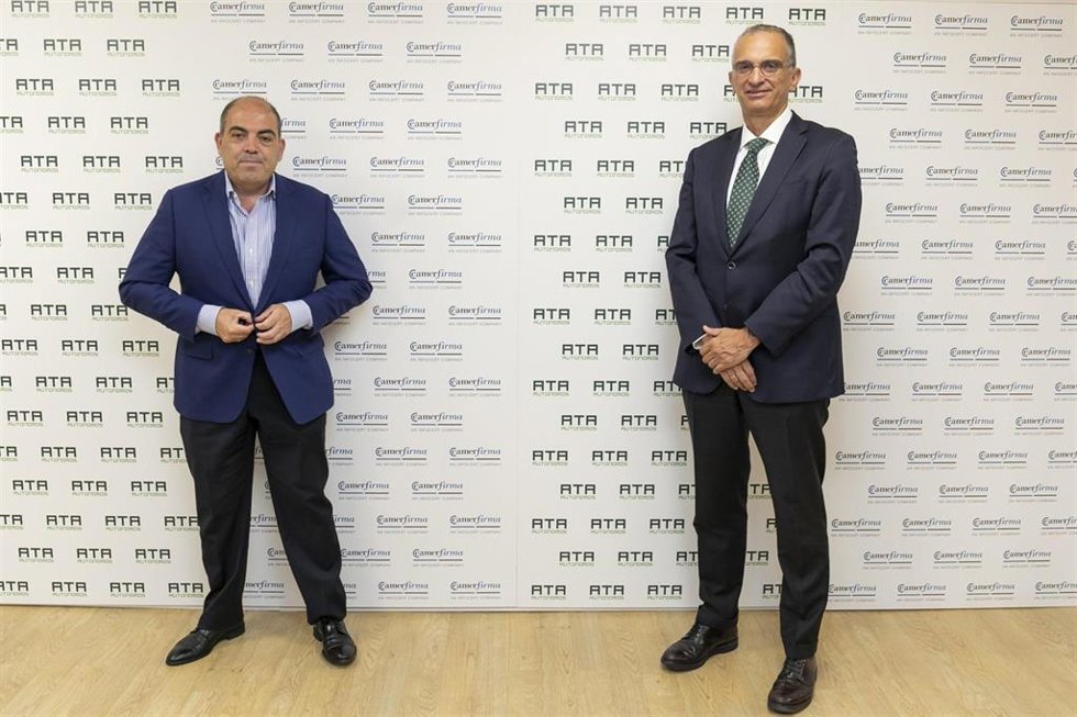 El consejero delegado de Camerfirma, Alfonso Carcasona, y el presidente de ATA, Lorenzo Amor.