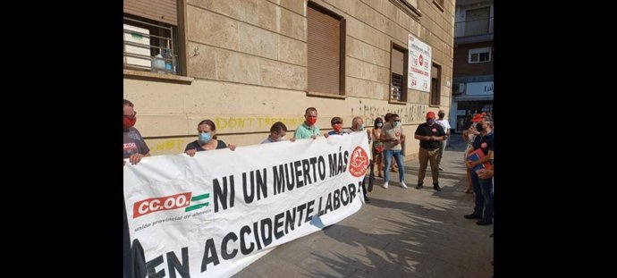 Concentración sindical por la muerte de un operario en Roquetas de Mar (Almería)