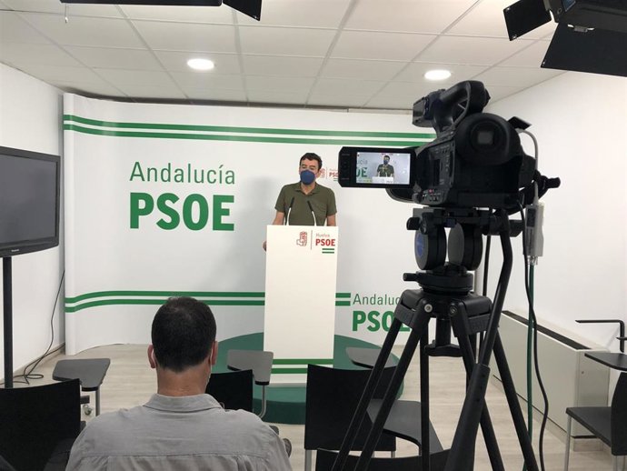 Mario Jiménez ofrece una rueda de prensa en la sede provincial del PSOE de Huelva.