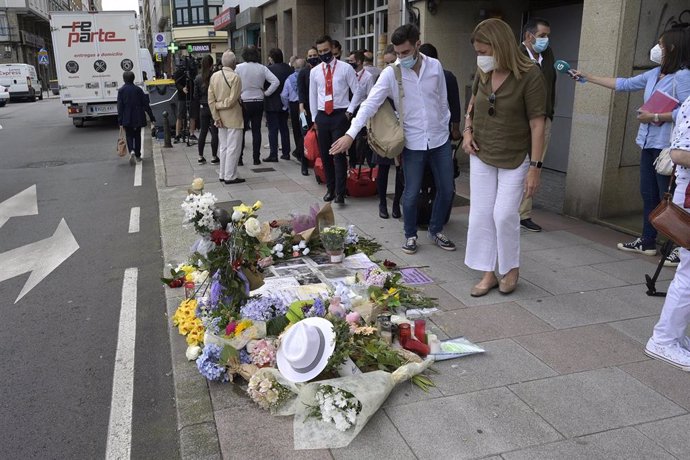 Varias personas observan el altar colocado en la acera donde fue golpeado Samuel.