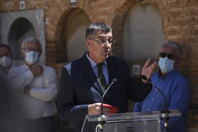 Archivo - El president de Les Corts Valencianes, Enric Morera, interviene en un homenaje junto al alcalde de València, Joan Ribó, en una imagen de archivo