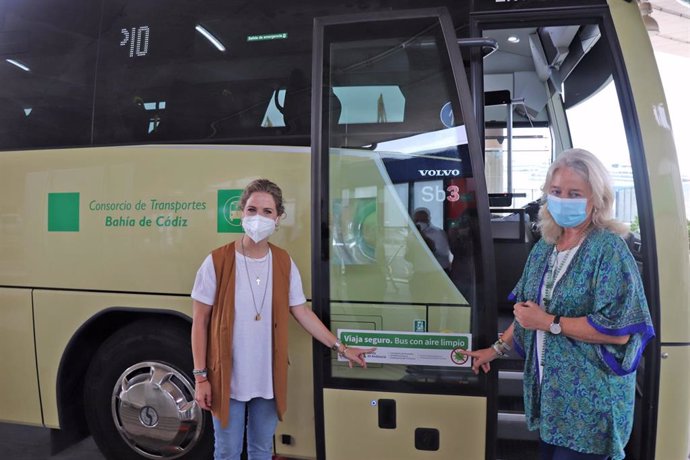 Archivo - Mestre y Colombo presentando la instalación de filtros purificadores de aire en autobuses del Consorcio.