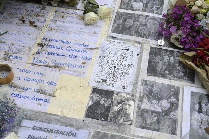 Fotografías y notas escritas en el altar colocado en la acera donde fue golpeado Samuel, el joven asesinado en A Coruña.