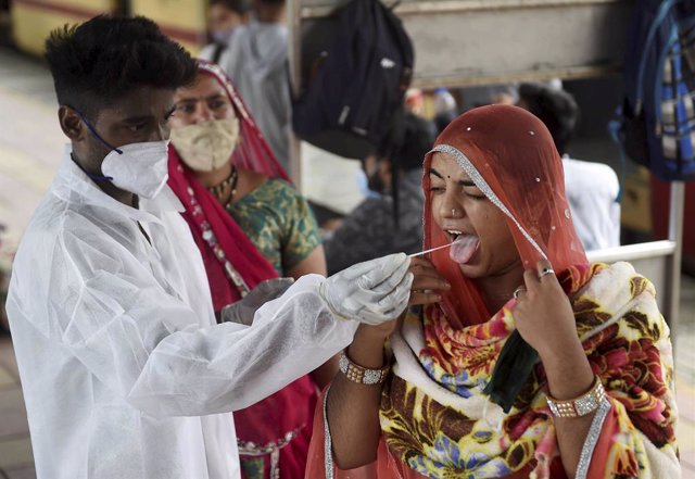 Toma de una muestra en India durante la pandemia de coronavirus