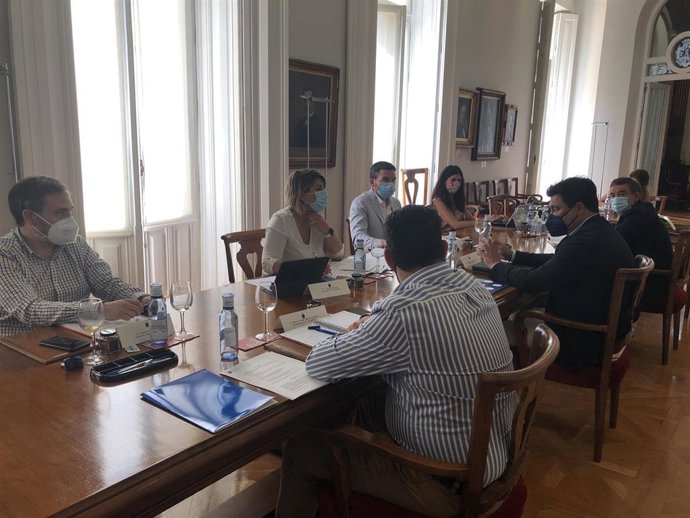 El consejero de Agua, Agricultura, Ganadería, Pesca y Medio Ambiente, Antonio Luengo, preside la reunión celebrada en Cartagena por el Foro Interadministrativo del Mar Menor.
