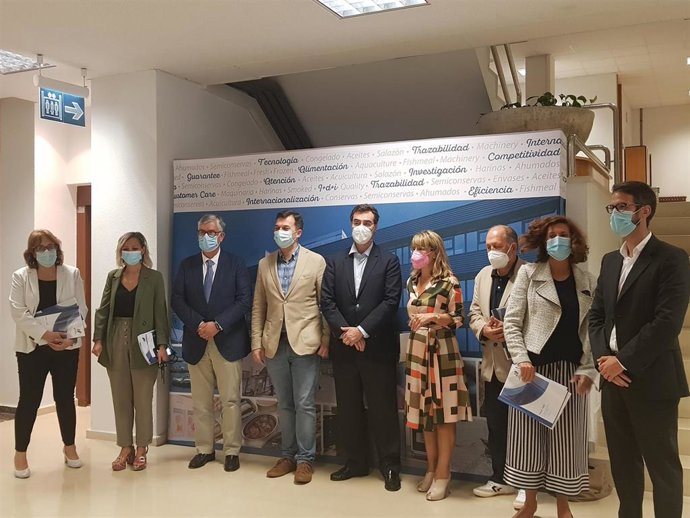 El secretario xeral del PSdeG, Gonzalo Caballero, y el secretario general de Anfaco-Cecopesca, Juan Manuel Vieites, tras reunirse con representantes del partido y la entidad