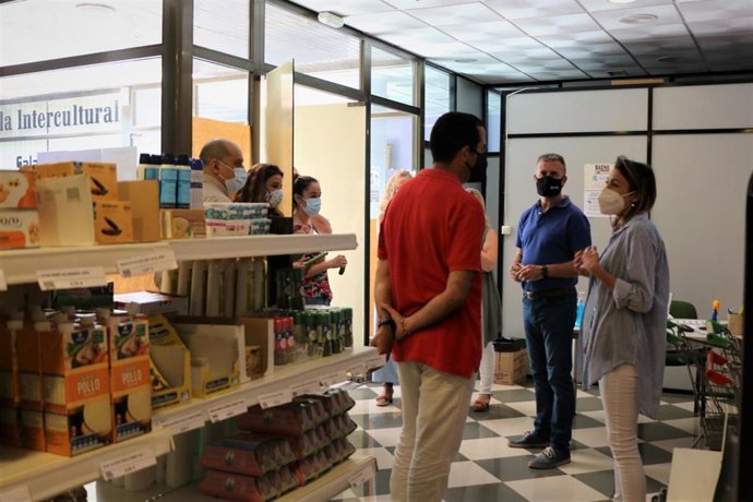 El presidente del IPBS de la Diputación de Córdoba, Francisco Ángel Sánchez (segundo por la dcha.), visita el Economato Social de Baena Solidaria.