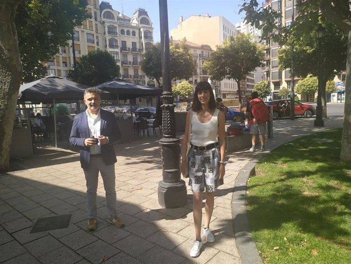 El portavoz del Grupo Municipal Popular, Conrado Escobar, y la concejala Patricia Lapeña