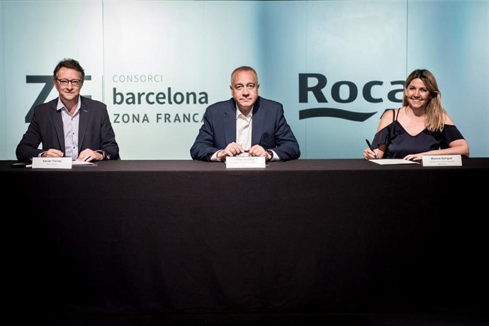 El director de Comunicación y Marca Corporativa de Roca, Xavier Torras, el delegado especial del Estado en el Consorci de la Zona Franca de Barcelona, Pere Navarro, y la directora general del CZFB, Blanca Sorigué, han firmado este martes el acuerdo.