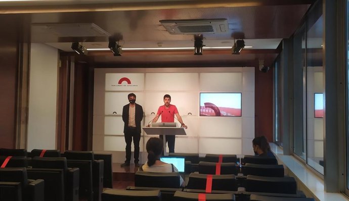 David Cid y Lucas Ferro (comuns), en rueda de prensa el 20 de julio de 2021.