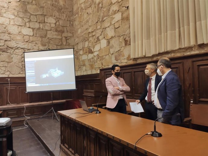 El catedrático González Aguilera, el rector de la USAL, Ricardo Rivero, y el vicerrector José Miguel Mateos, de izquierda a derecha, en el edificio histórico de la USAL.