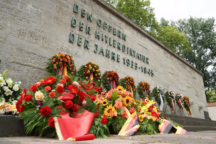 Ofrendas florales la prisión de Plotzensee, en Berlín, durante un acto en recuerdo a los ejecutados tras el intento de asesinato de Adolf Hitler en 1944