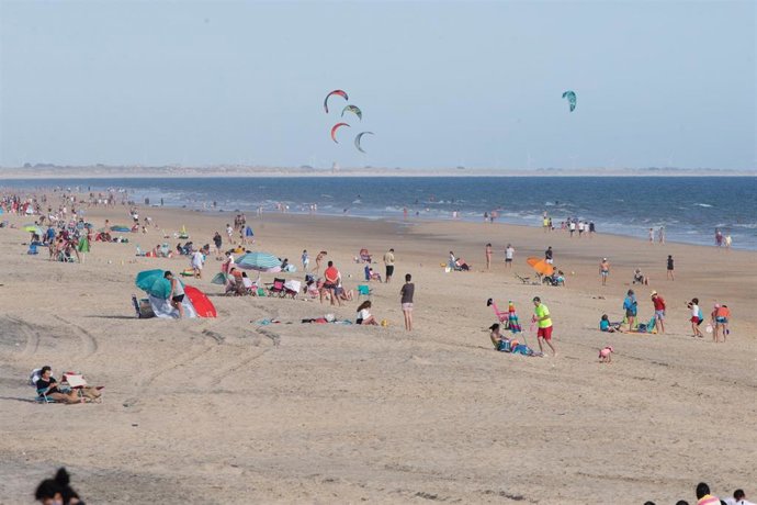 Archivo - Foto de archivo de una playa en Almonte, Huelva, España.
