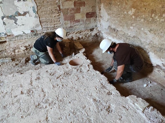 Descubren una lápida funeraria romana en los trabajos arqueológicos en la Alquería Falcó de Valncia