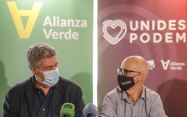 El coordinador de Alianza Verde y diputado de Unidas Podemos en el Congreso, Juantxo López de Uralde (i) y el secretario de Estudios y Programa de Alianza Verde, Julià Álvaro (d), durante la presentación del partido Alianza Verde en el Teatre Micalet