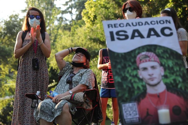 Varias personas participan en un homenaje a Isaac.