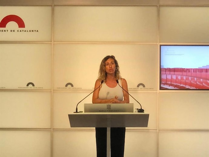 La diputada de la CUP en el Parlament Laia Estrada en rueda de prensa en el Parlament, a 20 de julio de 2021.