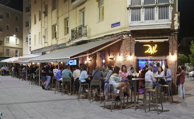 Ambiente en una calle de bares de Santander