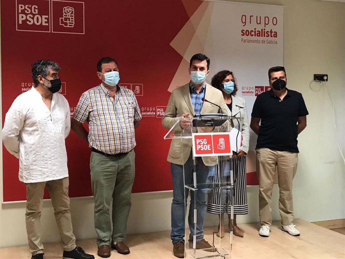 Reunión de Gonzalo Caballero, secretario xeral del PSdeG, con el sector de las fiestas en GAlcia, Serfega, incluido su presidente, José Veiga
