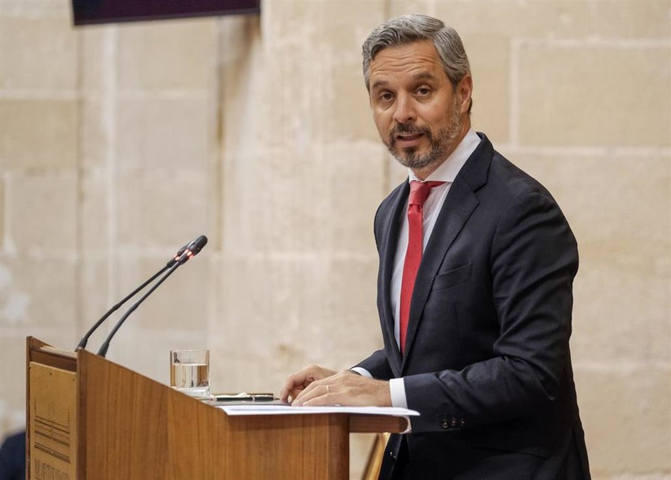 Foto de archivo del consejero de Hacienda, Juan Bravo, en el Pleno del Parlamento.