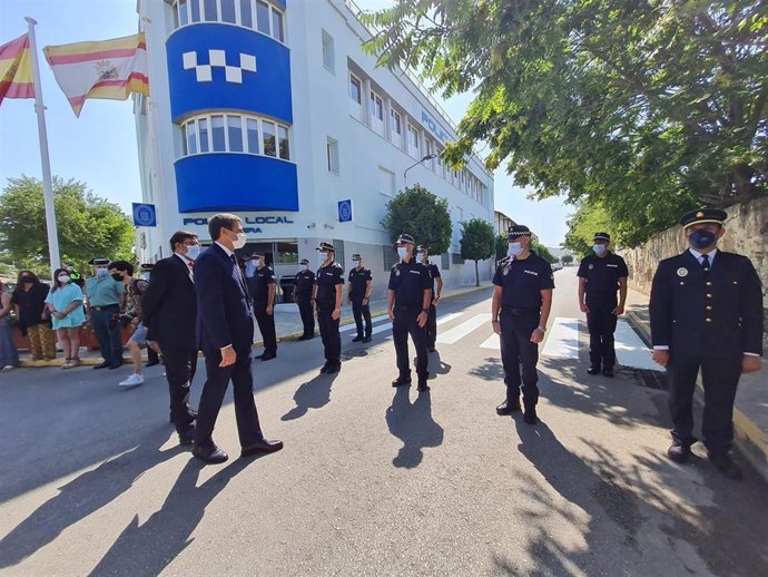 Fernández inaugura la nueva Jefatura de la Policía Local de Utrera.