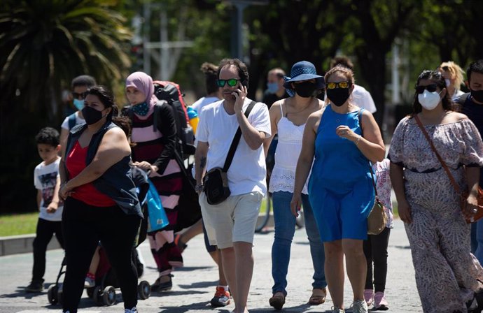 Turistas y sevillanos con y sin mascarillas por las calles de Sevilla, durante el primer día en el que no es obligado el uso de la mascarilla en exteriores desde el inicio de la pandemia, a 26 de junio de 2021, en Sevilla (Andalucía), España. 